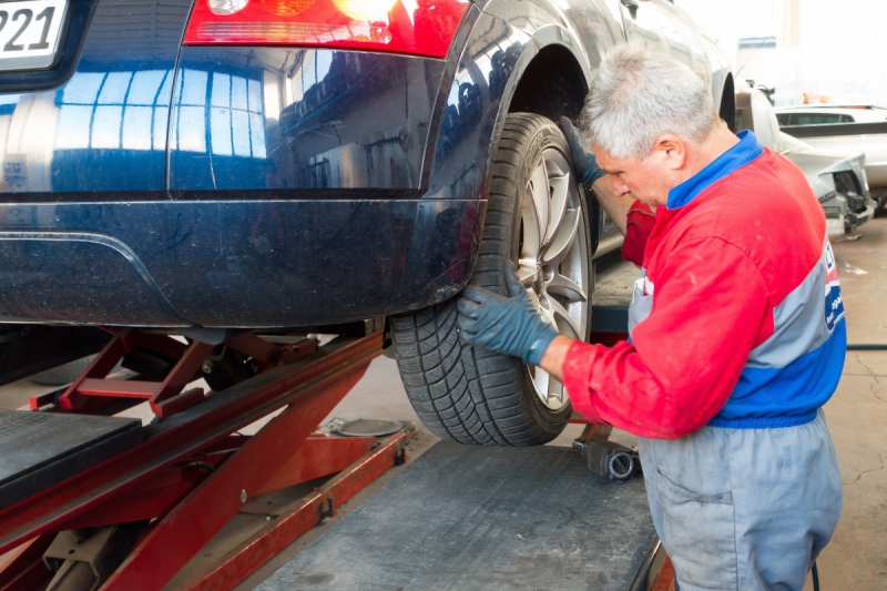 boutique-TARADEAU-min_auto_repair_repair_lift_auto_mechanic_work_clothes_master_professional_man_of_the_fold-685629