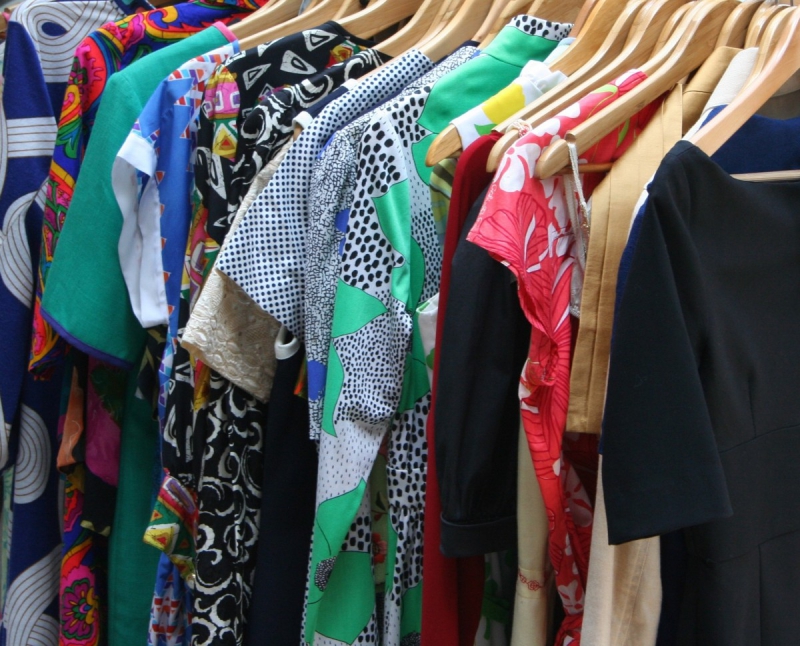 boutique-TARADEAU-min_dresses_apparel_clothing_clothes_clothes_hangers_wooden_hangers_retail_shop_closet-1149845