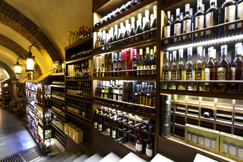 boutique-TARADEAU-min_world_street_travel_shop_canon_georgia_wine_bottles-429767